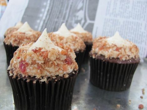 superbowl-bacon-cupcakes-1394577
